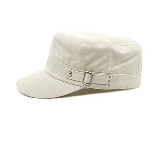 Dettaglio del berretto militare beige in cotone con fibbie metalliche laterali e rivetti