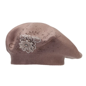 Berretto in maglia vintage francese rosa antico con decorazioni floreali di strass