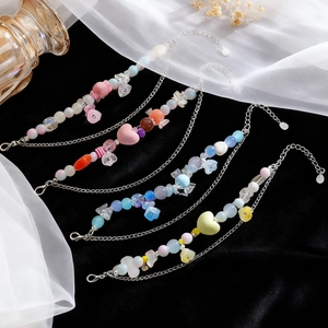 Detalle de pulseras de corazón de doble capa de colores con cuentas de cristal