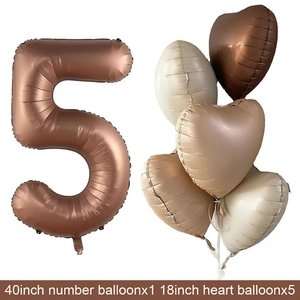 Primer plano del globo número 5 de 40 pulgadas con cinco globos de corazón de 18