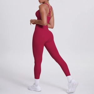 Détail de l'ensemble de yoga rouge avec brassière dos croisé et legging taille haute