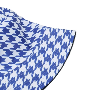 Dettaglio delle cuciture precise sulla tesa del cappello a motivo pied de poule blu e bianco