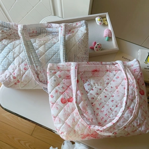 Makroaufnahme der gesteppten Baumwolltextur und Vintage-Blumenmuster der Tasche