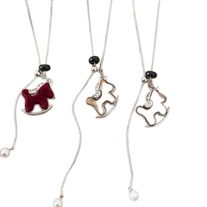 Collier pendentif cheval de bois vintage avec flocage et perles sur fond blanc