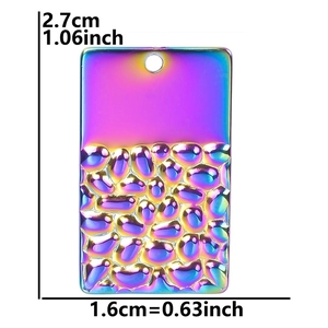 Vue macro d'un pendentif rectangulaire en métal iridescent avec dimensions et dégradé