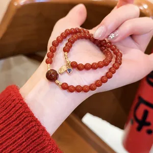 Elegantes zweischichtiges rotes Achat-Perlenarmband mit goldenem Fu-Anhänger und Herz