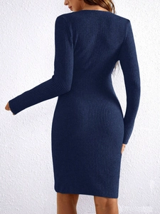 Vue arrière d'une robe de maternité en maille côtelée bleu marine avec coupe ajustée