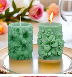 Detail van Morandi groene cilinderkaarsen met 3D bloemig snijwerk in een dienblad