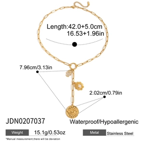 Detailweergave van de 18K gouden rvs lange ketting met hand- en hartvormige hangers