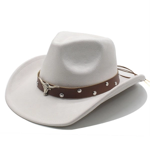 Détail d'un chapeau de cowboy en daim avec bande en cuir et ornement de tête de taureau