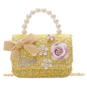 Sac à main en tweed jaune avec poignée en perles, fleurs en tissu et chaîne métal