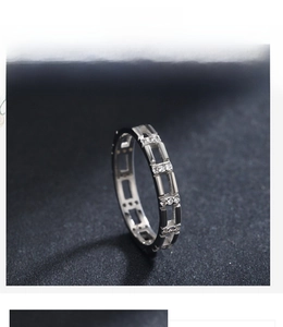 Vue macro de la bague en argent s925 avec zircons carrés sertis dans une grille chic