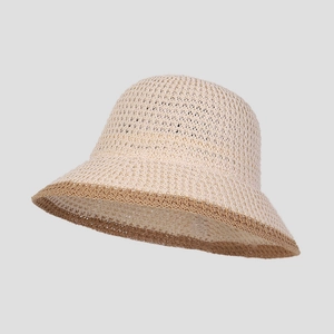 Dettaglio della trama intrecciata e del bordo a contrasto di questo cappello estivo