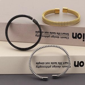 Minimalistische geweven roestvrijstalen armbanden in goud, zilver en zwart metaalgaas
