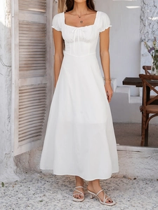 Detail von quadratischem Ausschnitt und Kordelzug am eleganten weißen Puffärmel-Maxikleid
