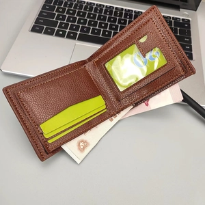 Vue détaillée de l'intérieur du portefeuille en cuir brun avec fentes pour cartes