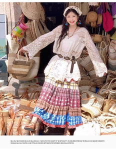 Dettaglio di cintura in pelle marrone scuro con borchie vintage e motivi floreali boho