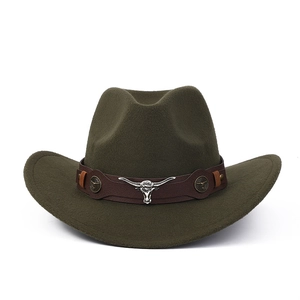 Détail d'un chapeau de cowboy en feutre olive avec bande en cuir et tête de taureau
