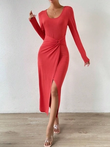 Elegante vestido de punto rojo de manga larga con nudo en cintura y abertura lateral