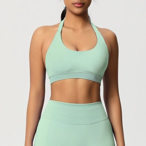 Détail d'un soutien-gorge de sport licou et legging de yoga côtelé vert menthe sans couture