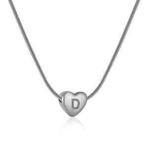 Dettaglio del ciondolo a cuore argento con lettera D incisa su catena a serpente