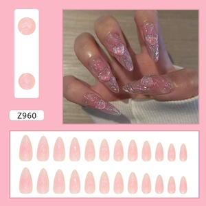 Faux ongles holographiques roses avec cœurs 3D et forme amande longue de luxe