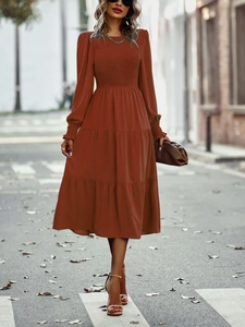 Robe à volants auburn avec buste smocké élastique et manches longues style urbain