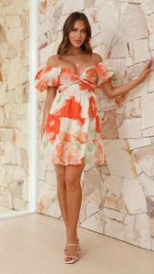 Détail d'une mini robe fleurie avec manches bouffantes et texture en mousseline plissée