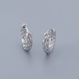 Macro shot of 925 sterling silver hoop earrings with diamond-cut pattern and S925 hallmark