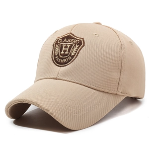 Casquette de baseball en toile beige avec broderie écusson et visière courbée pour le soleil