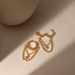 Eleganti orecchini a cerchio placcati oro con nappa a catena a tre strati e zirconi tondi