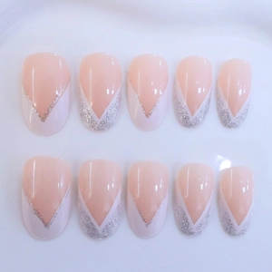Unghie finte a mandorla French con glitter argento in rosa nude e bianco a V