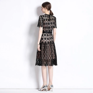 Robe mi-longue élégante en dentelle noire brodée avec motifs floraux et ceinture en satin