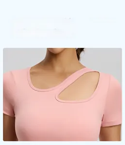 Dettaglio del top rosa da yoga con scollo asimmetrico e trama del tessuto aderente