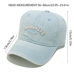 Détail de la broderie Brooklyn 1898 sur casquette en jean bleu clair avec dimensions