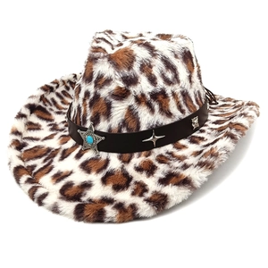 Détail du chapeau de cowboy léopard avec bandeau en cuir et emblème d'étoile argentée