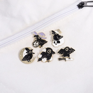 Set aus fünf gotischen Raben-Emaille-Pins mit Totenköpfen und Mond auf Segeltuch