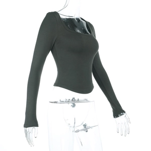 Détail du crop top gris foncé à manches longues avec décolleté en U et maille côtelée