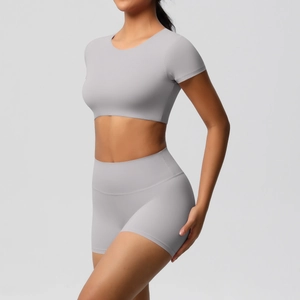 Detailaufnahme von hellgrauem Yoga-Set mit Kurzarm-Oberteil und High-Waist-Shorts