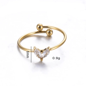 Dettaglio anello regolabile dorato con due zirconi a cuore, peso di 0,9 g