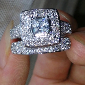 Anillo De Compromiso De Circón Cuadrado Corte Princesa Y Banda De Pavé Para Mujer Cobre Color Plata Joyería Nupcial