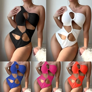 Détail de la texture côtelée et découpe anneau sur les maillots une épaule