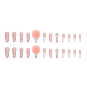 Faux ongles ballerine roses avec strass en cœur et pompon doux style guimauve chic