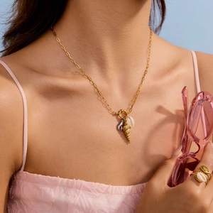 Dettaglio della collana nautica in oro 18K e argento con pendenti a forma di conchiglia
