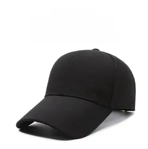 Dettaglio cappellino nero con logo sportivo in metallo e tessuto in twill di cotone traspirante