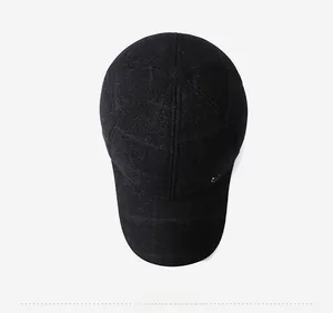 Vue de dessus d'une casquette de baseball en laine grise à carreaux avec protection d'oreilles