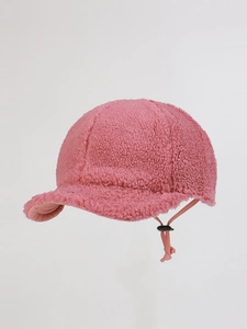 Dettaglio del cappellino baseball rosa in pile con texture morbida e cinturino