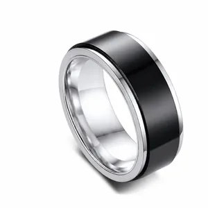 Professionelles Studiofoto eines drehbaren Spinner-Rings aus schwarzem und silbernem Titanstahl