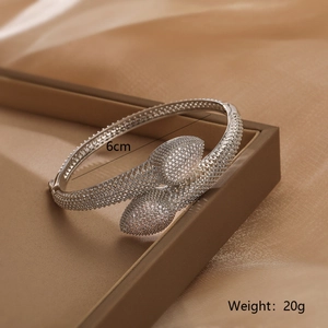 Detail eines silbernen Schlangenarmbands mit Zirkonia-Besatz und 6 cm Durchmesser