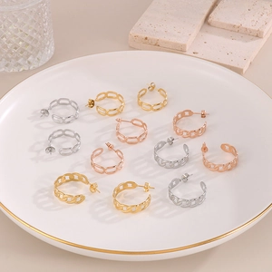 Détail des boucles d'oreilles créoles à maillons creux en finitions or, argent et rose